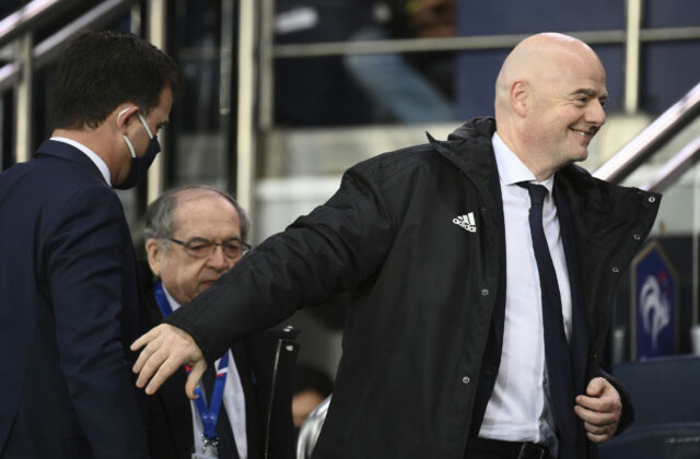 Infantino pod ostrzałem krytyki po wycofaniu kontrowersyjnego planu inwestycyjnego, ale w Maroku znalazł wsparcie